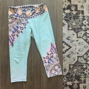 Calia by Carrie Underwood cropped workout leggings.  Size large.